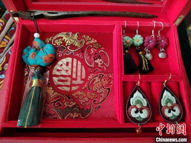 作变身时髦单品“闯世界”电子pg黄土塬绣娘深闺手(图2)