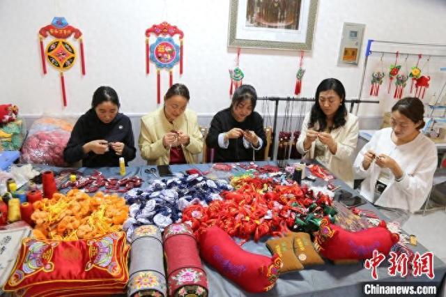 作变身时髦单品“闯世界”电子pg黄土塬绣娘深闺手(图3)