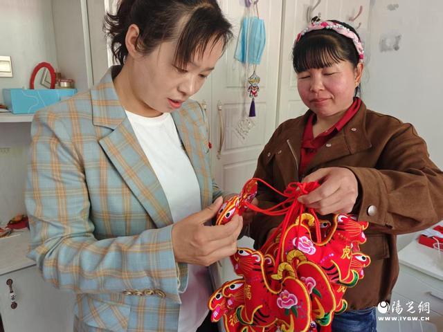 镇：一针一线“缝出”幸福生活pg电子模拟器试玩镇安县米粮(图2)