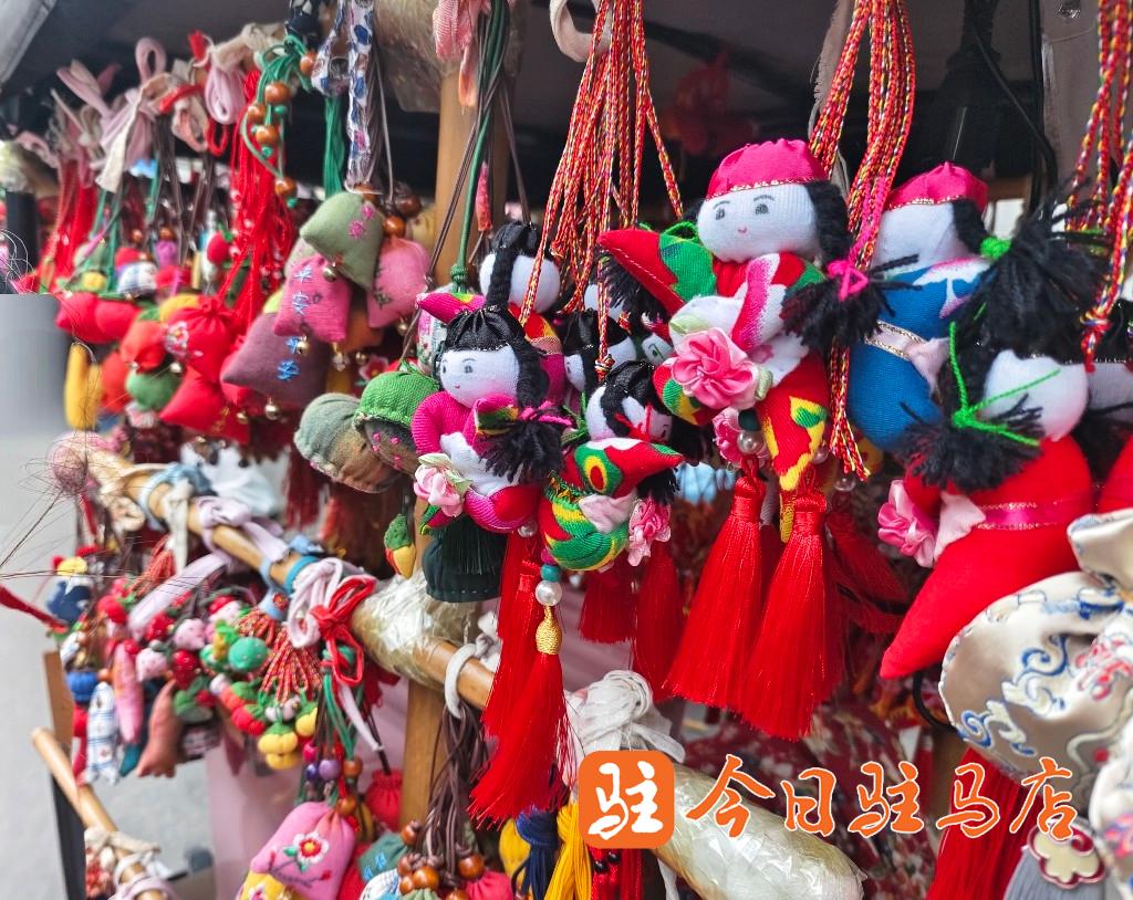 火”！驻马店街头的传统民俗“热”起来pg电子游戏网站端午未至 香包先“(图5)